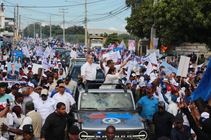 Luis Abinader encabeza multitudinaria caravana en Barahona junto a candidatos municipales