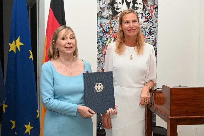 Susanne Harter de Haché recibe reconocimiento de Alemania