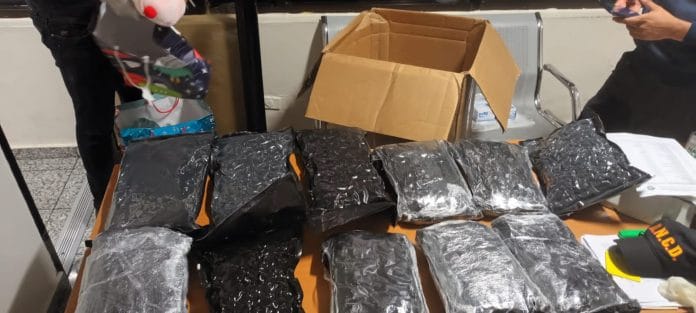 En el AILA: decomisan once paquetes de marihuana escondidos en frisas de cama