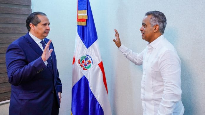 Ministro de la Presidencia juramenta a Víctor Atallah, como nuevo ministro de Salud