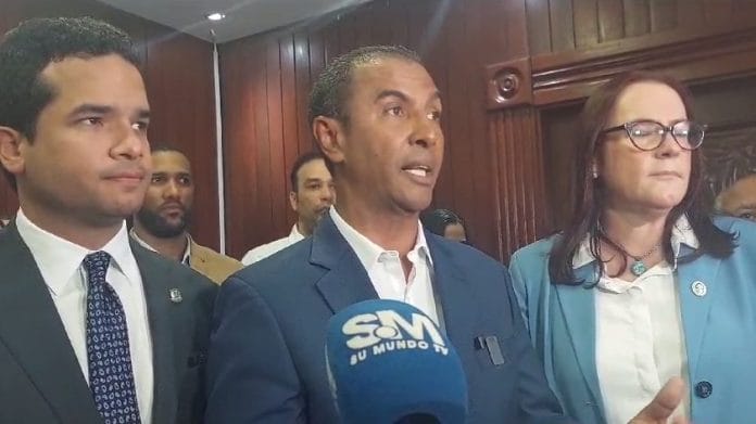 Domingo Contreras deposita ante Congreso proyecto solucionaría inundaciones en la capital