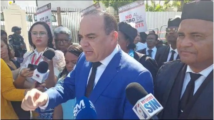 Abogados protestan en Palacio Nacional; exigen derogar Ley DNI