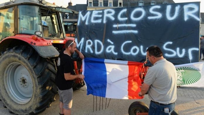 Agricultores bloquean principales rutas de Francia y amenazan bloquear París en protestas