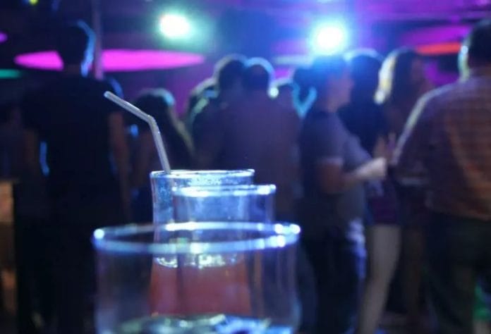 Oto pleito en Rumba Drinks: Agentes de seguridad golpean a supuesto embriagado