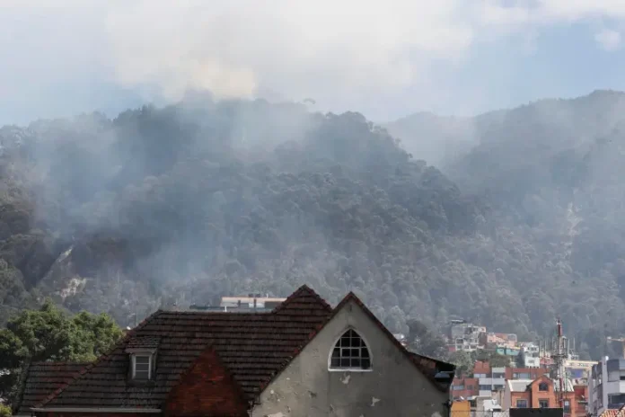 Incendio en cerros orientales de Bogotá crece pee a esfuerzo de los bomberos
