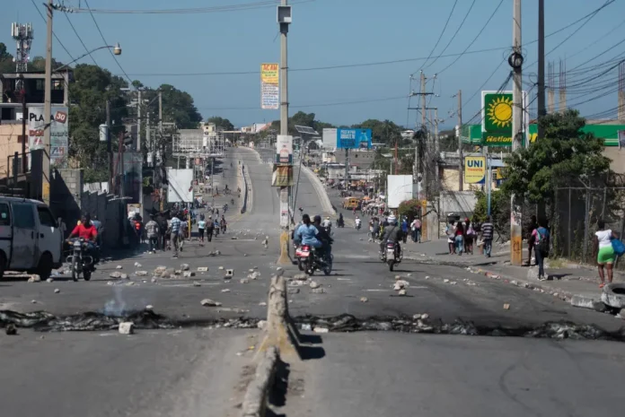 Nacionales haitianos incendian neumáticos para exigir renuncia de Ariel Henry