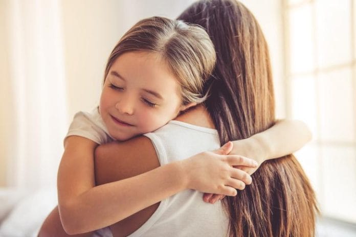 El abrazo simple práctica que provoca estímulos positivos
