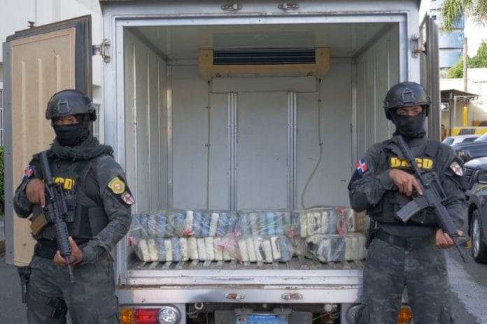 Arrestan dos vinculados a decomiso de 114 paquetes cocaína en La Altagracia