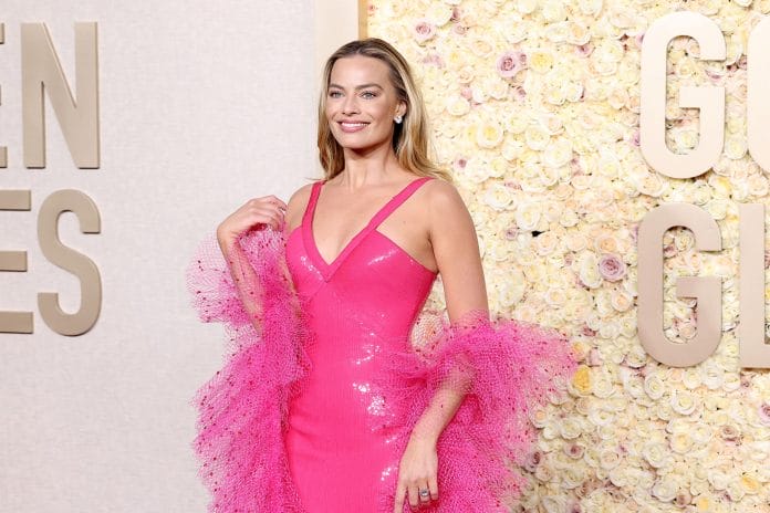Margot Robbie canaliza la 'Barbie superestrella' de los años 70 en los Globos de Oro