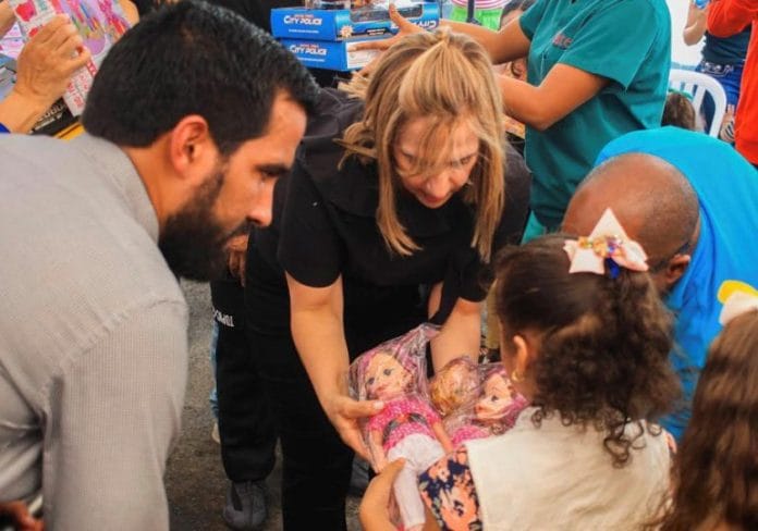 Fundación Cruz Jiminián entrega juguetes por el Día Reyes