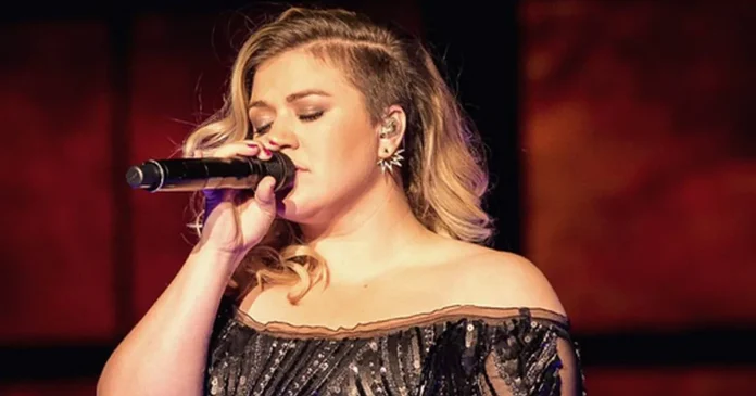Cantante Kelly Clarkson ayudó a casar a una pareja durante su concierto de Año Nuevo en Las Vegas