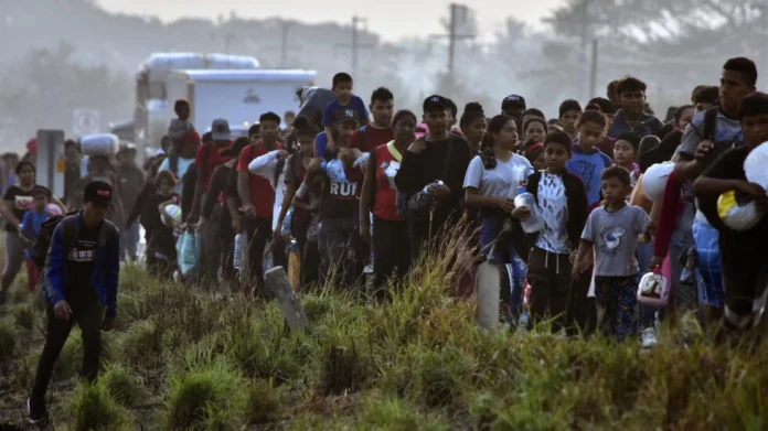 Cientos de migrantes parten de Honduras hacia EE.UU. en la primera gran caravana del año