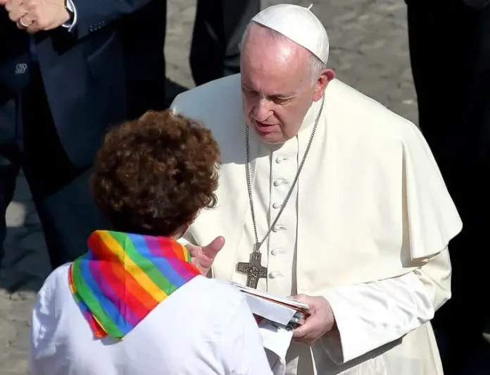 El papa alega que las bendiciones a parejas homosexuales van dirigidas “a las personas”