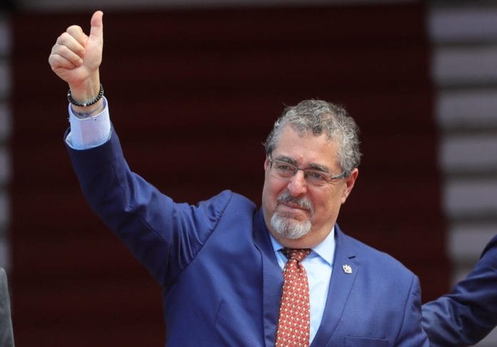 Arévalo a punto de completar un camino a la presidencia plagado de obstáculos