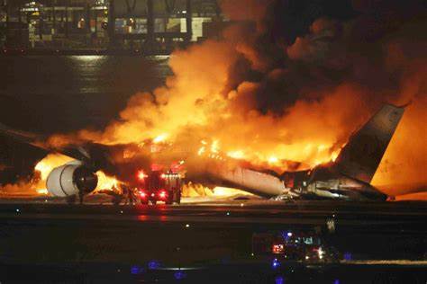 Cinco miembros de la Guardia Costera fallecieron tras el choque de su aeronave con un vuelo comercial en un aeropuerto de Tokio