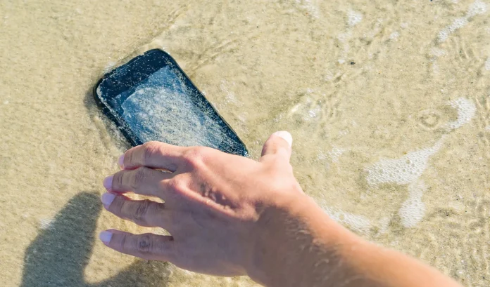 Cómo extraer el agua de un iPhone mojado