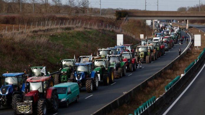 Huelga de agricultores: comienzan bloqueos en las autopistas alrededor de París