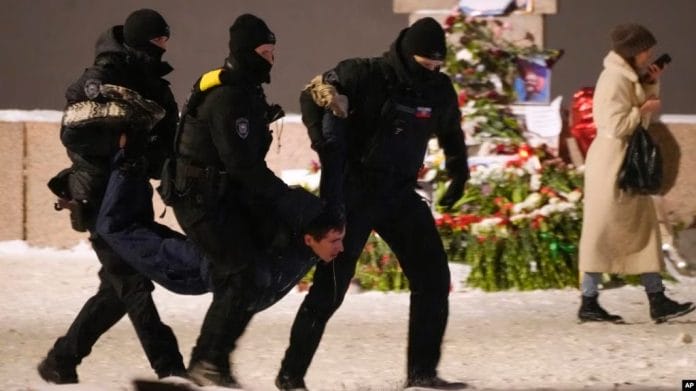 Confirman muerte de líder opositor ruso Navalny, arrestan a decenas de partidarios