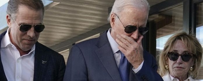 Informante del FBI acusado de mentir sobre vínculos de Joe y Hunter Biden con empresa ucraniana