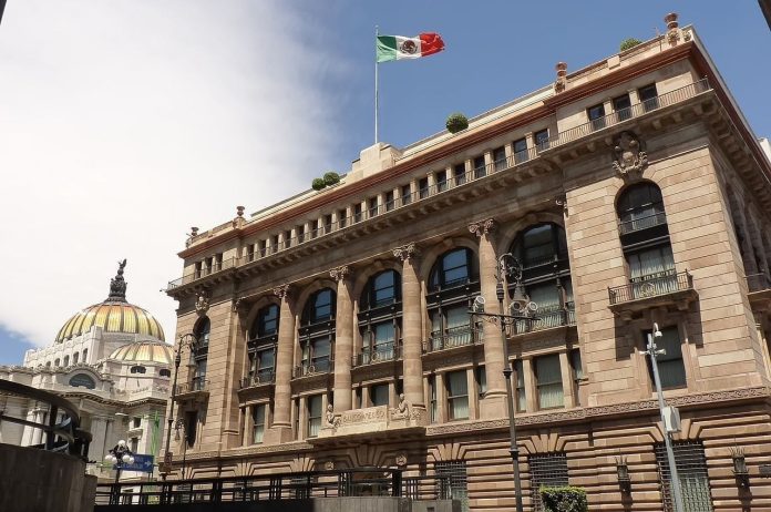 Banco de México reduce a 2.8% su pronóstico del PIB para 2024