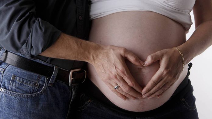 El dolor de una madre durante el embarazo podría transmitir problemas cardíacos a su hijo