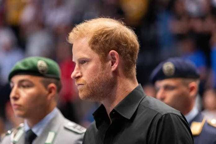 El príncipe Harry habló con su padre Carlos III y viajará a Inglaterra