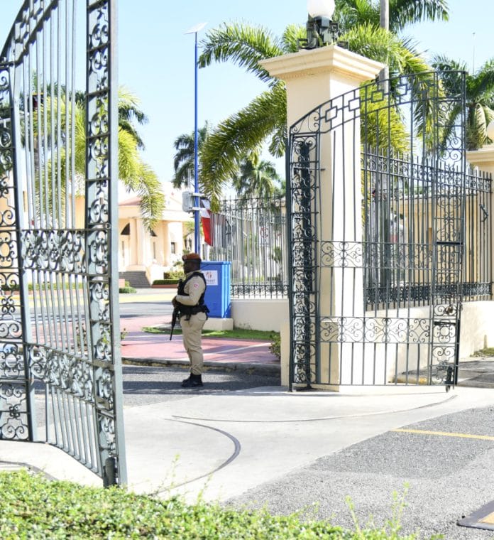 Abinader dice espera resultados de investigación sobre impacto de vehículo en puestas del Palacio Nacional