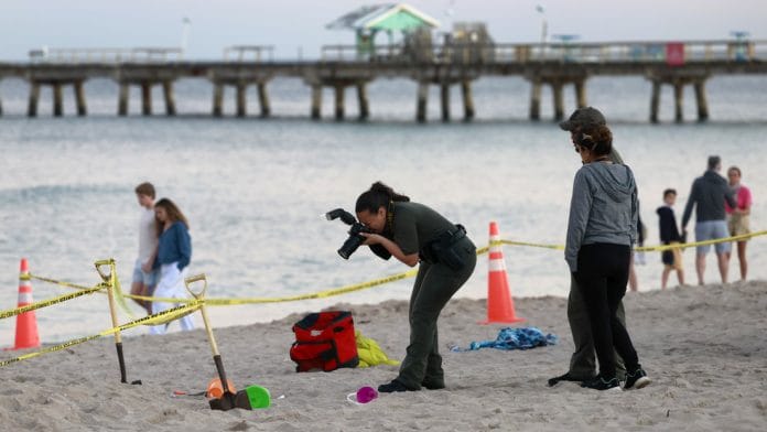 Muere niña al derrumbarse agujero que cavaba en playa de Florida