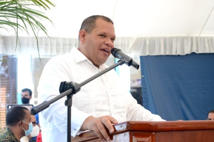 Alcalde Carlos Guzmán renuncia de la Fuerza del Pueblo