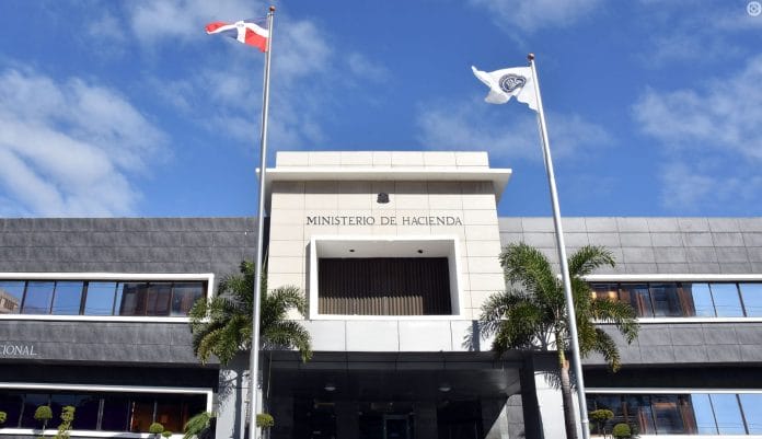 Hacienda asegura haber entregado cheques de indemnización por retiro a casi tres mil policías
