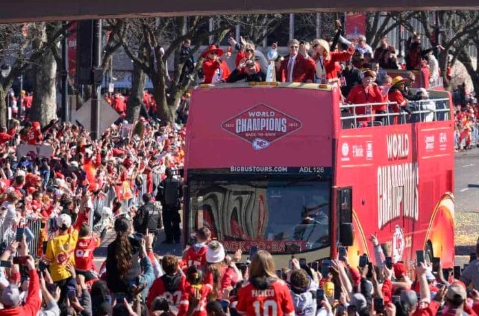 Tiroteo en Kansas City pone fin a celebración del Super Bowl de los Chiefs 