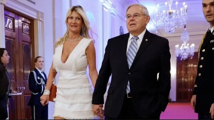 Un anillo de diamantes: el nuevo elemento en investigación se le sigue a Bob Menéndez