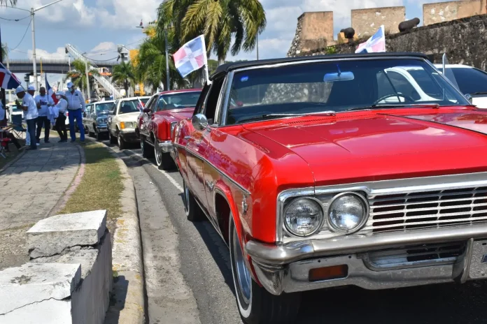 “Caravana por Patria”; Realizan exhibición y desfile de autos antiguos