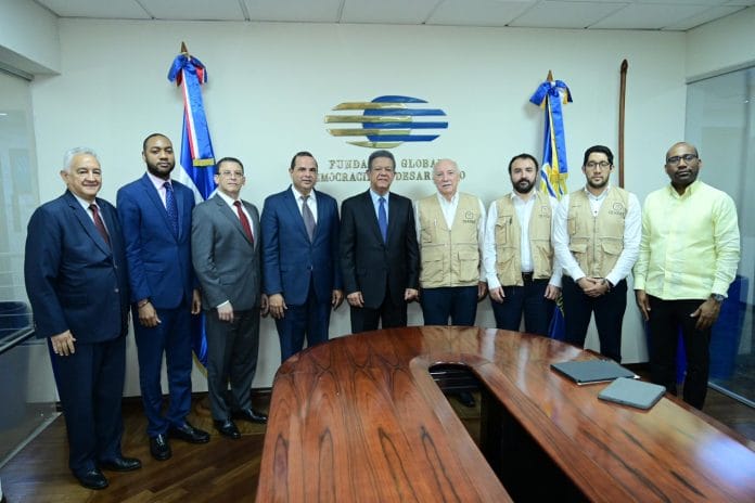 Leonel Fernández dialoga con Misión Electoral de OEA que observará elecciones municipales 2024