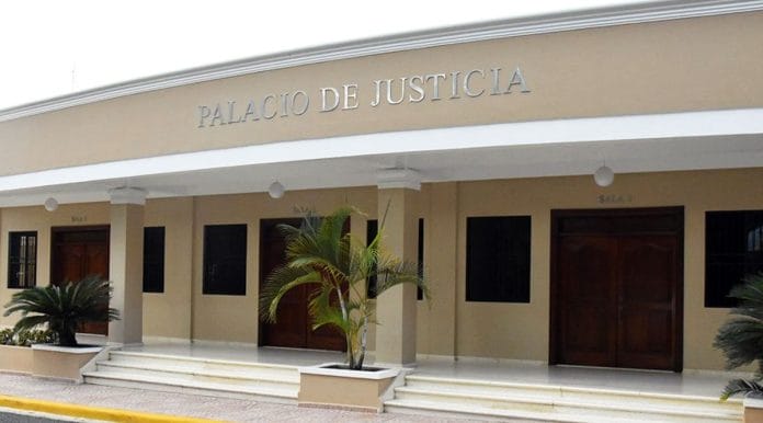 Tres meses de prisión preventiva para acusadas de golpear adolescente en Salcedo