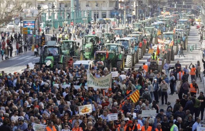 Agricultores españoles llevan sus tractores y protestas hasta el centro de Madrid