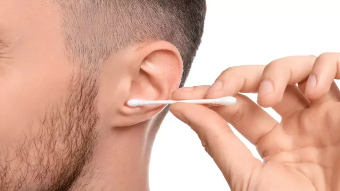 Quitar cera con hisopos puede ser perjudicial para los oídos alertan expertos