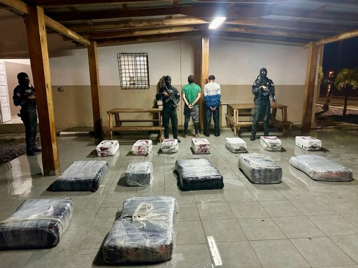 Arrestan dos e interceptan lancha con 612 paquetes de presunta cocaína y marihuana