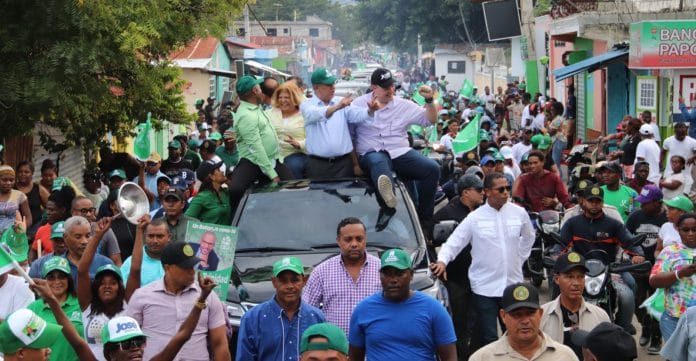 Leonel realiza recorrido de respaldo a Noris Medina y José del Castillo en Barahona