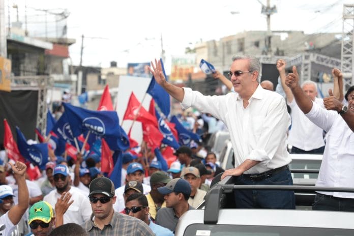 Abinader recorre Los Alcarrizos en apoyo a los candidatos municipales