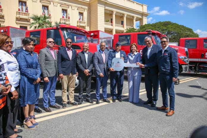 Presidencia entrega 11 camiones a distintos cuerpos de bomberos del país