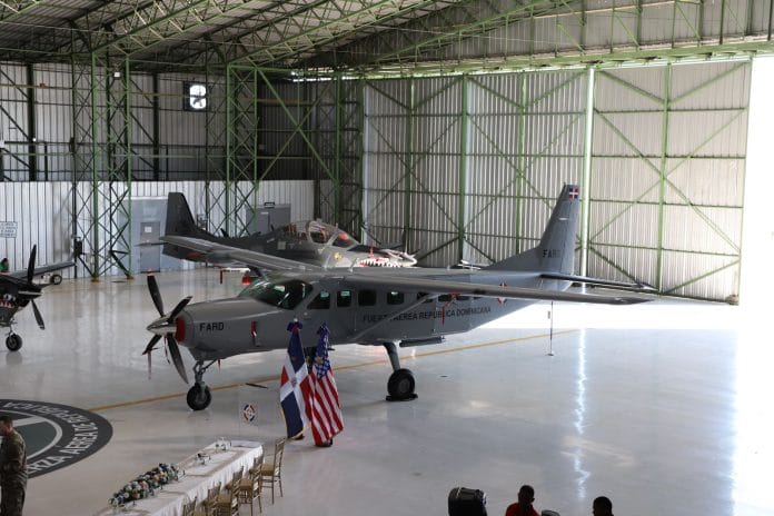 EE. UU. dona aeronave al MIDE para enfrentar el narcotráfico