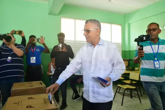 Manuel Jiménez ejercerá su derecho al voto a las 9:30 de la mañana este domingo