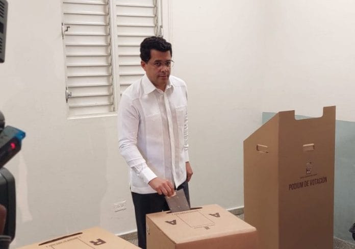 David Collado ejerce su derecho al voto y exhorta evitar promociones