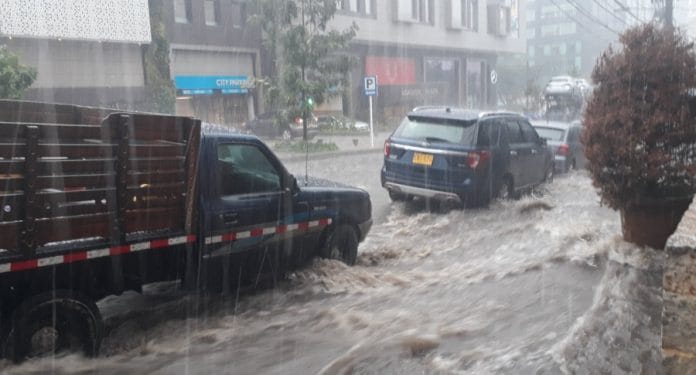 Colapsa movilidad en Bogotá por fuertes aguaceros