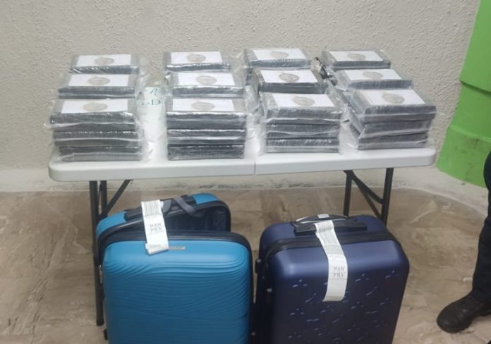 Decomisan 36 paquetes presumiblemente cocaína y detienen extranjero en aeropuerto Punta Cana