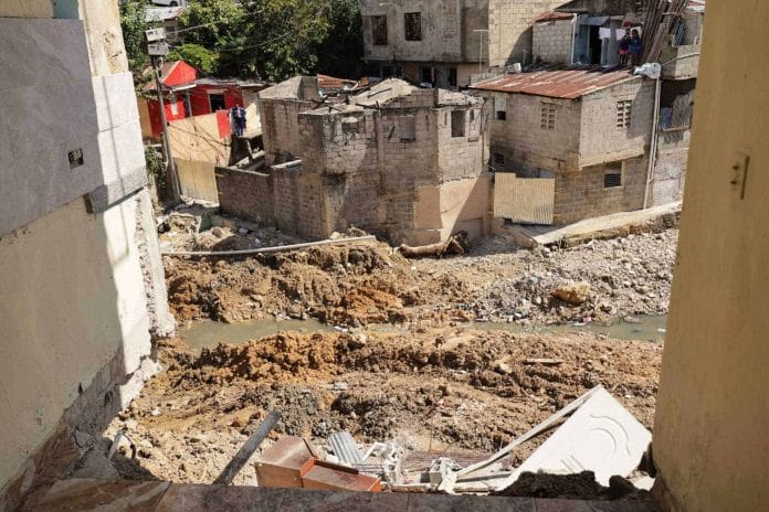 Afectados por derrumbe en rotonda cañada de Guaijimía exigen a la CAASD responder por daños causados