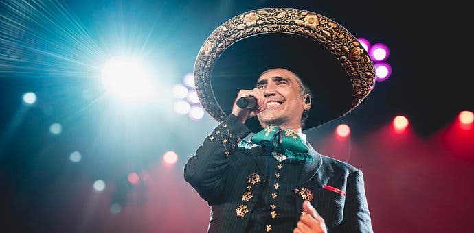 ''Canta corazón'' | Alejandro Fernández entrega lo mejor de su repertorio en el Palacio de los Deportes