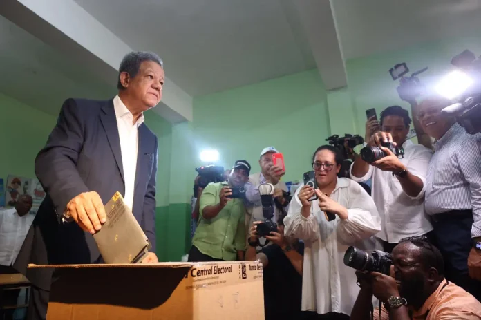 Leonel Fernández afirma “FP será el partido de mayor crecimiento” tras ejercer su voto