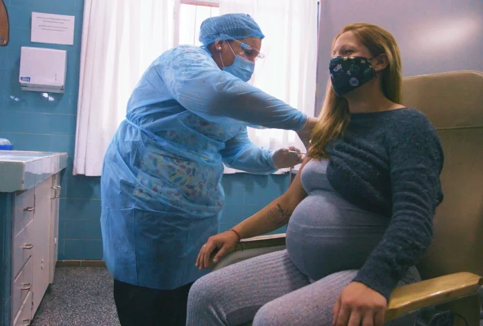 Advierten una de cada 10 mujeres embarazadas con COVID desarrollará enfermedad prolongada